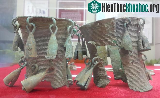 Vòng ống chân, hiện vật thu được tại di chỉ khảo cổ học Làng Vạc, huyện Nghĩa Đàn (nay là thị xã Thái Hòa) năm 1981.