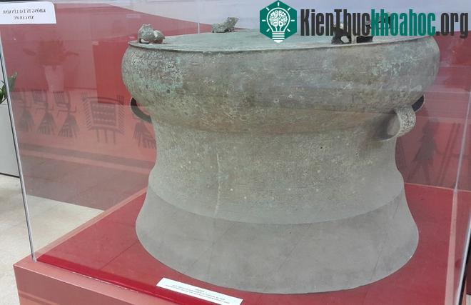 Cùng với các hiện vật là đồ trang sức thuộc văn hóa Đông Sơn, Bảo tàng còn trưng bày hàng trăm hiện vật quý giá khác được tìm thấy tại Nghệ An cùng ni...