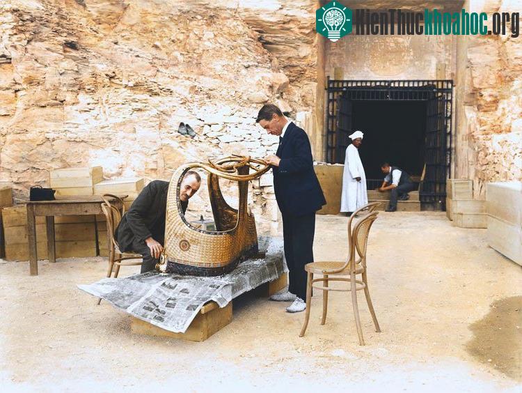 Arthur Mace và Alfred Lucas đang làm việc với chiếc xe ngựa lấy ra từ lăng mộ Sethos II.