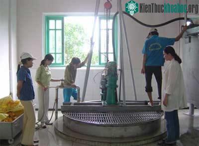Nhóm nghiên cứu đang hoà tinh bột sắn để sản xuất đường maltooligosacarit tại công ty Minh Dương (Hà Tây)