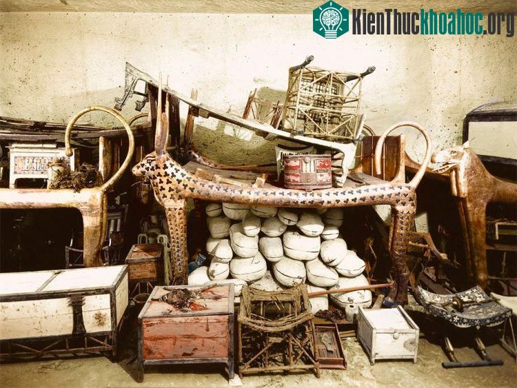 Một chiếc giường mai táng thiết kế theo hình dáng của thần bò