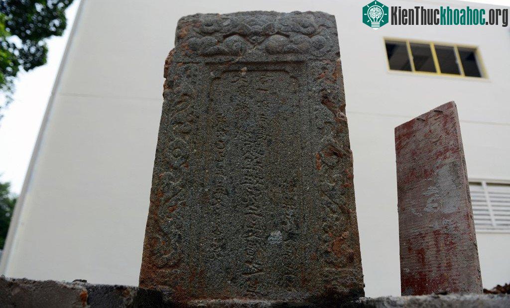Trên bia có ghi quốc hiệu "Đại Nam" và dòng chữ ghi "tuế thứ Ất Tỵ niên đông nguyệt trung hoán" (lập mộ giữa tháng 10, năm Ất Tỵ) còn tên quốc gia thời đó là "Đại Nam".