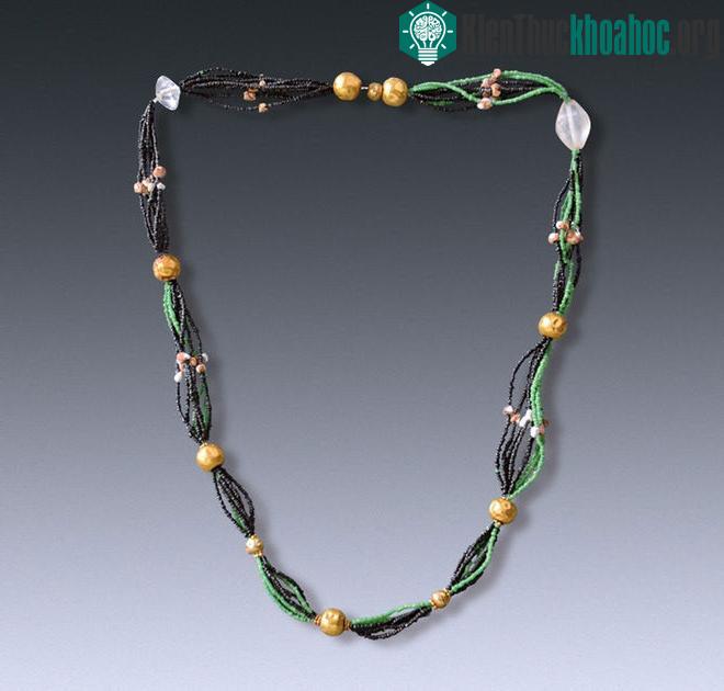 Chiếc dây chuyền kết từ 5.000 hạt châu. (Ảnh: Di chỉ Văn hóa Trung Quốc).