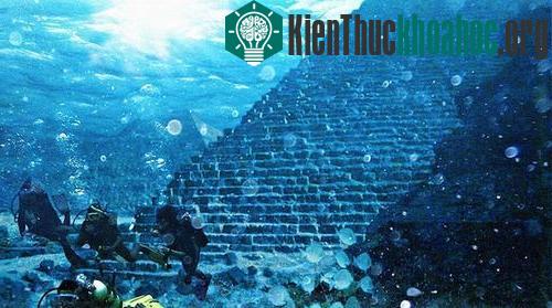 Cấu trúc lớn nhất trông giống như một kim tự tháp bậc thang, làm bằng đá nguyên khối.