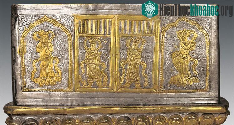 Rương và quan tài đều được trạm khắc tinh xảo.