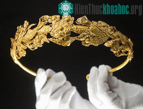Vương miện có bề rộng 20 cm và nặng khoảng 100 gram