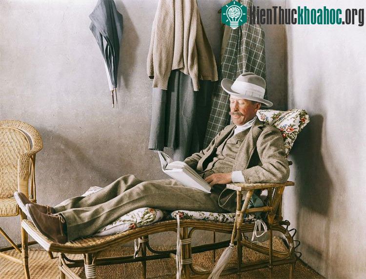 Carnarvon, người tại trợ cho đoàn khải cổ đang đọc sách trước hiên nhà của Carter nằm gần thung lũng các vị Vua.