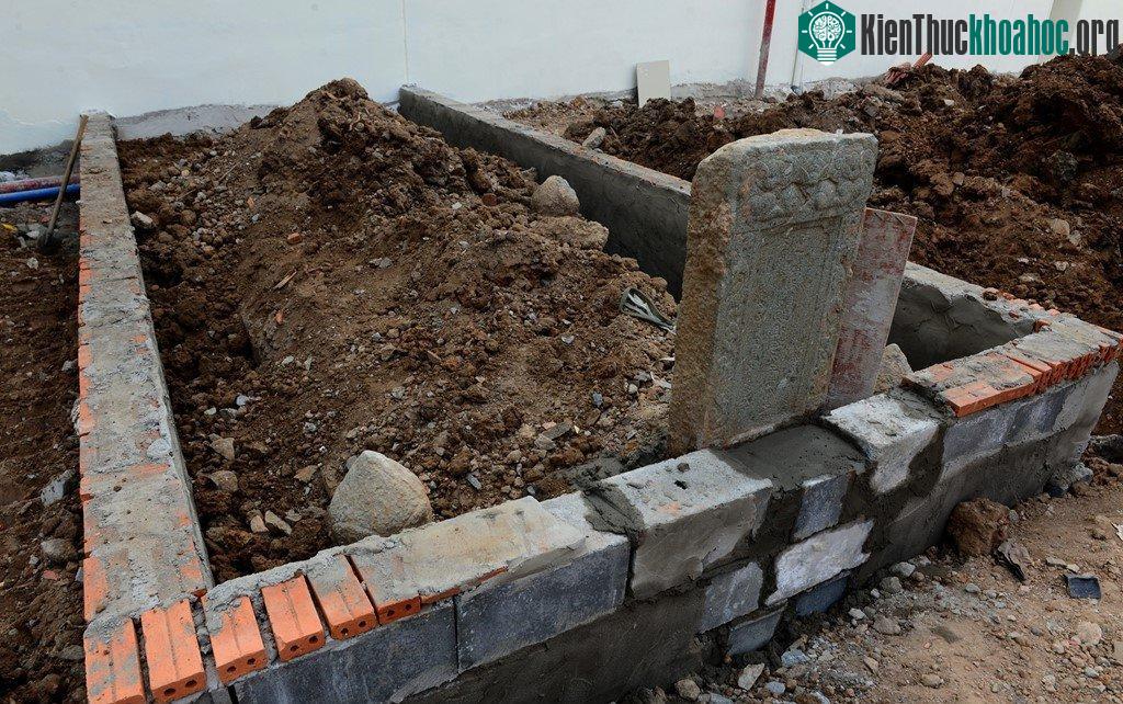 Ngôi mộ dài khoảng 2m, rộng 1,2m.
