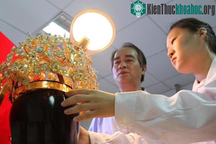 Chiếc vương miện sau đó được gửi tới Phòng nghiên cứu Phục hồi Cổ vật