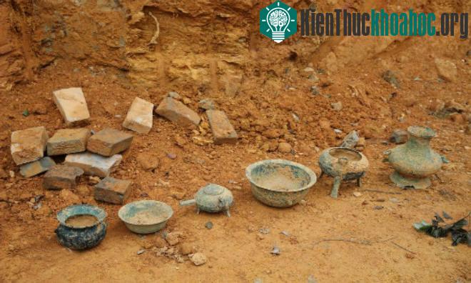 Ngôi mộ chứa số vật đồng đen này thuộc triều Hán (năm 202 trước Công nguyên – năm 220).