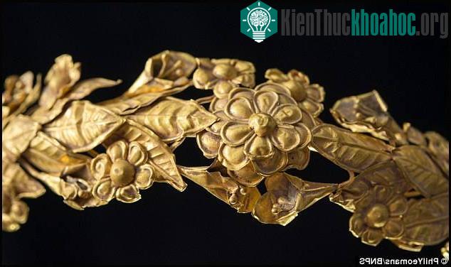 Nó được làm thủ công bằng vàng ròng và do thợ có tay nghề chế tác.
