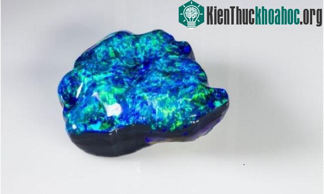 Người thợ mỏ Bobby tìm thấy viên ngọc mắt mèo Royal One 306 carat vào năm 1999, ngay trước khi ông nghỉ hưu.
