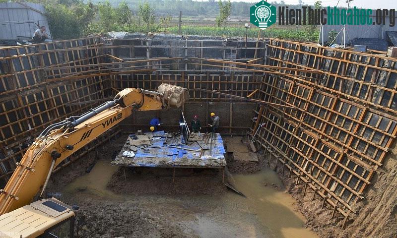 Quá trình di chuyển gặp nhiều khó khăn do có mạch nước ngầm dưới mộ.