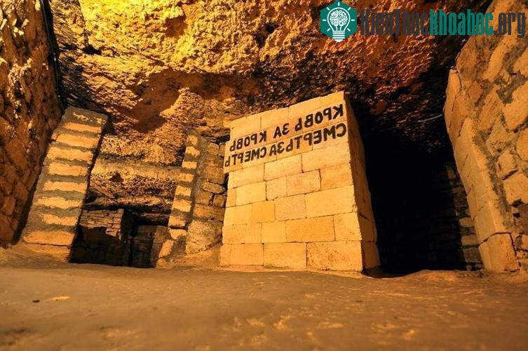 Trong Chiến tranh thế giới 2, hầm mộ Odessa bí ẩn là nơi quân đội Liên Xô ẩn náu khi Đức quốc xã tấn công thành phố Odessa.