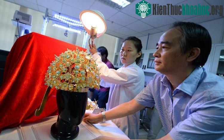 "Chúng tôi đã cẩn thận rửa sạch từng dây đồng mỏng manh của vương miện để phục hồi 13 bông hoa trang trí",