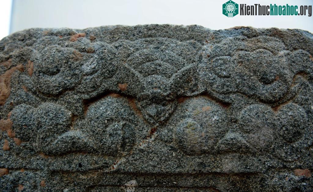 Nội dung tấm bia với dòng chữ "Chợ Lớn châu thành - nhất quận hộ trưởng, hiển tổ tính Nguyễn tự Văn Xướng chi mộ".