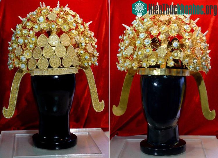 Vương miện được chế tác từ nhiều vật liệu khác nhau, bao gồm dây đồng, vàng, ngọc trai, bông và lụa.