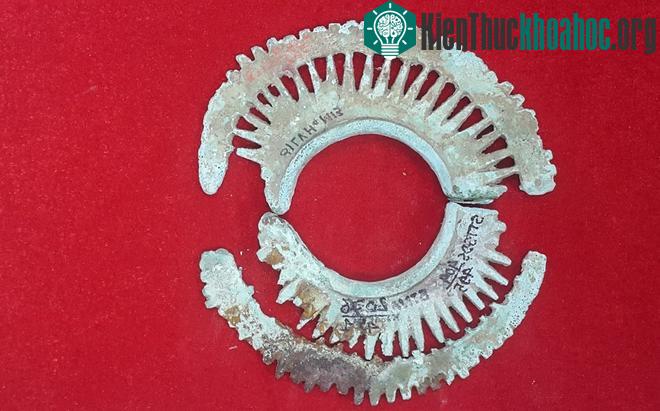 Hầu hết hiện vật đồ trang sức văn hóa Đông Sơn thu được tại các di chỉ mộ táng.