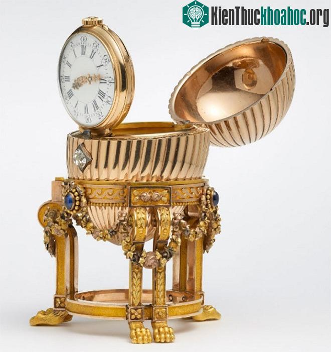 Một người đàn ông mua quả trứng trang trí do công ty Faberge sản xuất năm 1887 với giá 14.000 USD và cất trên kệ bếp trong nhiều năm