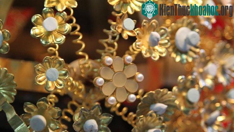 Những bông hoa trang trí làm từ đồng mạ vàng rất tinh tế.