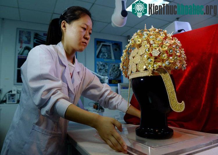 Phòng nghiên cứu đã giúp chúng tôi tìm lại vật liệu và kỹ thuật cổ đại để phục hồi vương miện