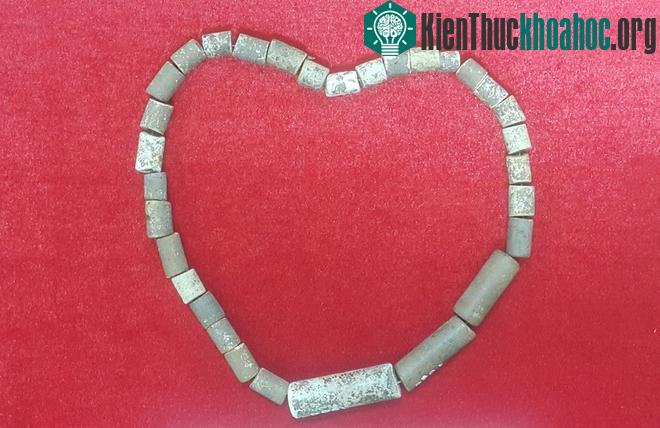 Chuỗi hạt này thu được tại di chỉ khảo cổ học Làng Vạc (huyện Nghĩa Đàn) năm 1973.