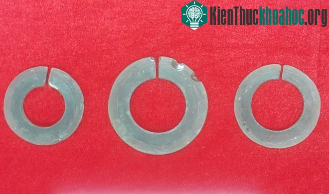 Bộ sưu tập khuyên tai tìm thấy tại di chỉ khảo cổ học Làng Vạc (huyện Nghĩa Đàn) năm 1973 và 1981.