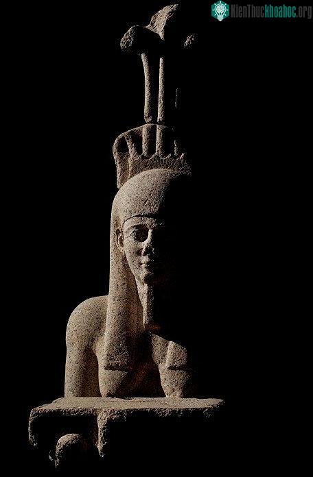Bức tượng khổng lồ của thần Hapy được trang trí trong đền thờ ở Thonis-Heracleion.