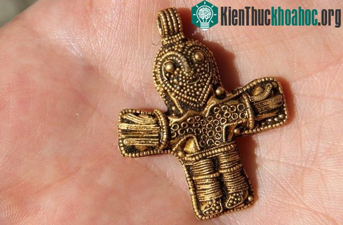 Mặt dây chuyền hình thánh giá cổ nhất ở Đan Mạch. (Ảnh: Bảo tàng Viking)