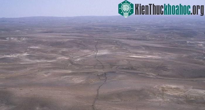 Hình ảnh bức tường cắt ngang Jordan chụp từ trên cao. (Ảnh: Robert Bewley).
