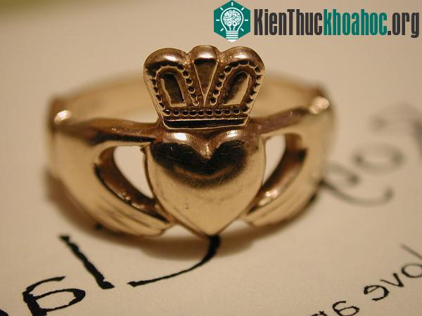 Nhẫn Claddagh có hình bàn tay ôm trái tim và vương miện của người La Mã. (Ảnh: Royalcladdagh).