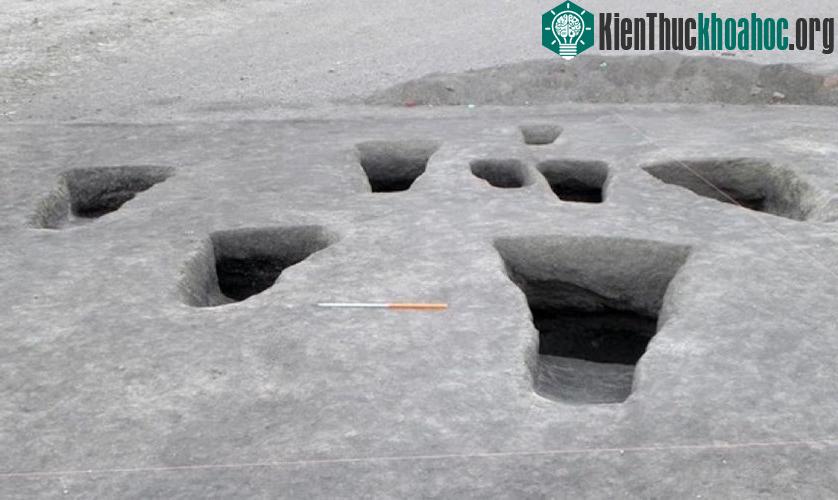 &nbsp;Năm 2002, giới khoa học phát hiện các hố sâu có hình dạng lạ này dẫn xuống một lăng mộ dưới lòng đất. Đây là một điều khác thường trong thời điểm người xưa sử dụng phổ biến kim tự tháp. Các l...