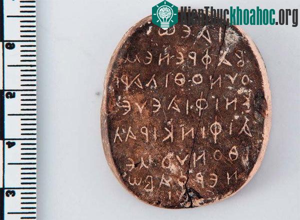 Tấm bùa hộ mệnh viết bằng chữ Hy Lạp đọc xuôi ngược đều giống nhau. (Ảnh: Marcin Iwan/Jagiellonian University)