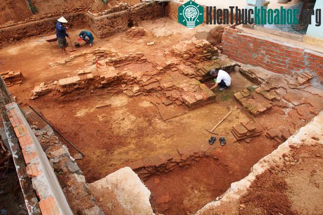Đoàn khai quật Bảo tàng Điêu khắc Chăm Đà Nẵng phối hợp cùng ĐH Khoa học Xã hội và Nhân văn (ĐH Quốc gia Hà Nội) khai quật trên nền đất nhà dân rộng hơn 1.000m2 ở thôn Quá Giáng 2 (xã Hòa Phước). S...