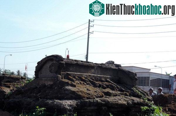 Ngôi mộ cổ hơn 200 năm tuổi ở Chợ Lách, Bến Tre. (Ảnh: Hưng Thịnh/TTXVN)