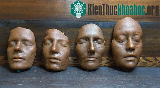 Mô hình sáp đúc từ khuôn mặt các nhà nghiên cứu - những người muốn tái tạo mặt nạ của người La Mã cổ