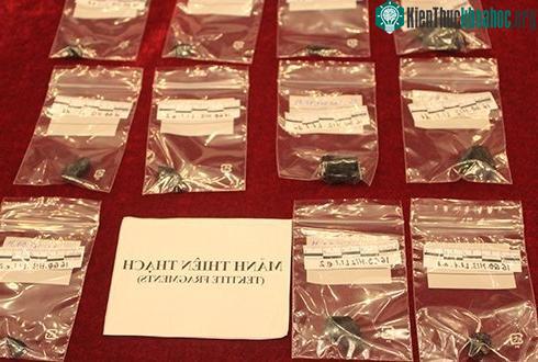 Các mảnh thiên thạch được phát hiện. (Ảnh: Đ.Loan).