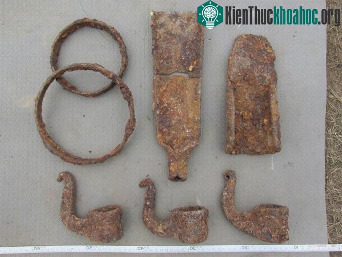 Những đồ tạo tác được tìm thấy trong kho vũ khí. (Ảnh: Viện hàn lâm Khoa học Nga).