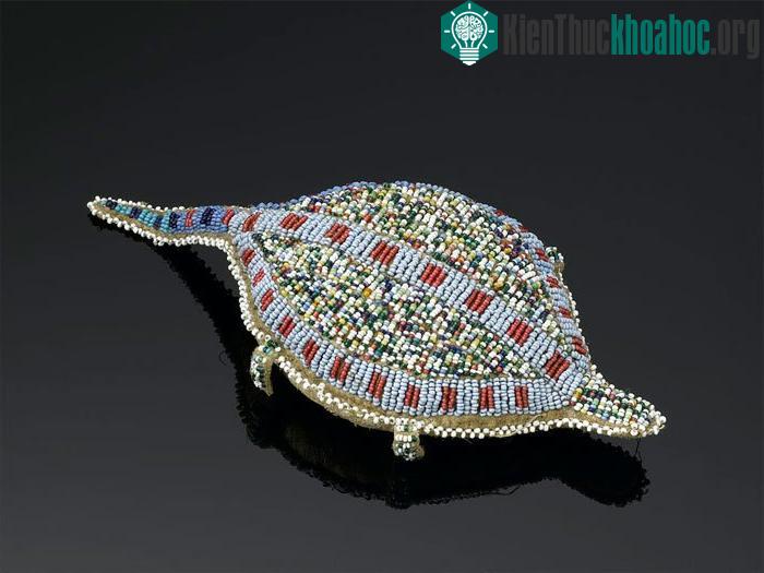 Bùa hộ mệnh hình con rùa của người Sioux ở Bắc Mỹ. (Ảnh: Wikipedia).