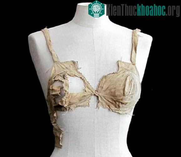 Áo lót&nbsp;cổ nhất thế giới có tuổi thọ 500 tuổi. Hiện vật này được người xưa sử dụng vào khoảng giữa những năm 1390 tới 1485 tại Áo. Theo các nhà nghiên cứu, vào thời xưa những chiếc áo lót như t...