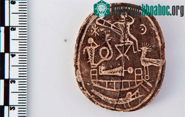 Mặt sau của tấm bùa. (Ảnh: Marcin Iwan/Jagiellonian University)