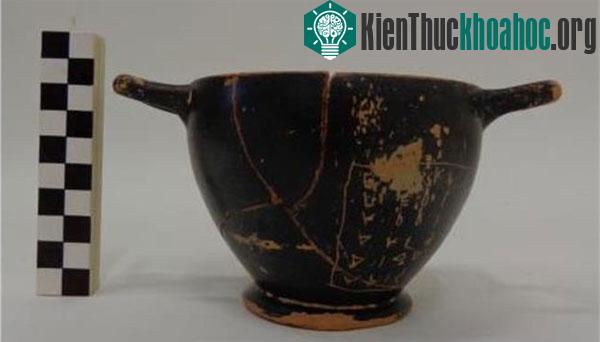 Chiếc chén có khắc tên Pericles, ông nội và anh trai ông