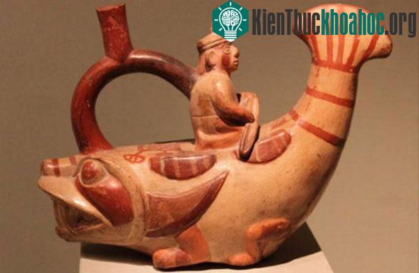 Một tác phẩm điêu khắc cổ về nghề săn cá mập ở Peru.
