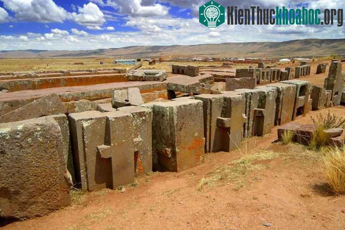 Công trình ở Pumu Punku được tạo thành từ đá granite và đá diorite.