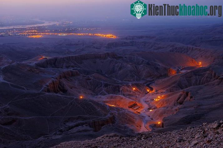 Một trong những hẻm núi sa mạc phía tây của sông Nile thuộc Thung lũng các vị vua, nơi an táng vua Tutankhamun và có thể cả nữ hoàng Nefertiti. (Ảnh: Kenneth Garrett).