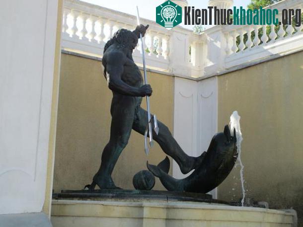 Tượng thần Poseidon với cá heo