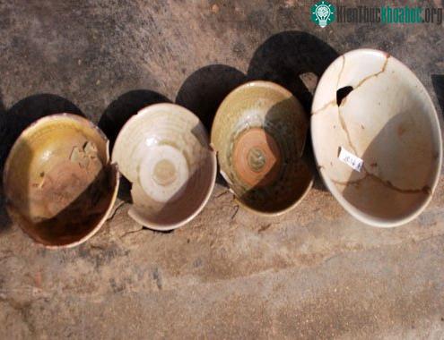 Bát men ngọc Celadon được tìm thấy ở khu di tích Trường Cửu. (Ảnh: Đinh Bá Hòa)