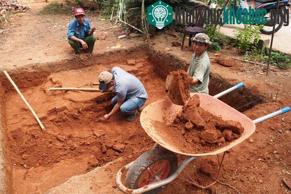 Ngoài hai vị trí đã phát quang cho thấy phần móng trụ tháp, các thành viên đoàn khảo cổ đo đạc, tiếp tục cho đào thêm vị trí mới ngay bên nhà của ông Lập và phát hiện nền gạch cổ nằm sâu khoảng nửa...