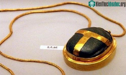 Một chiếc dây chuyền tim bọ hung. (Ảnh: Wikimedia Commons)