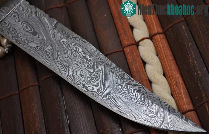 Thép Damascus được sản xuất từ nguyên liệu là thép Wootz có nguồn gốc từ châu Á.